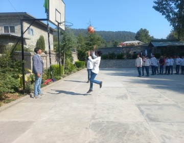 Students-during-sports-week-preparations-1