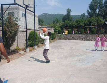 Students-during-sports-week-preparations-13