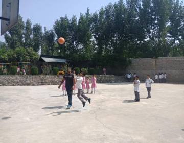 Students-during-sports-week-preparations-15