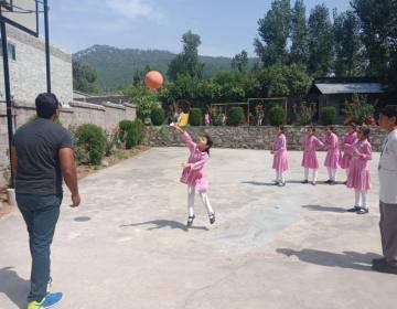 Students-during-sports-week-preparations-16