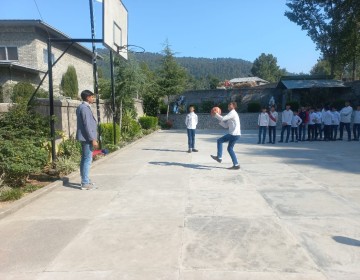 Students-during-sports-week-preparations-7